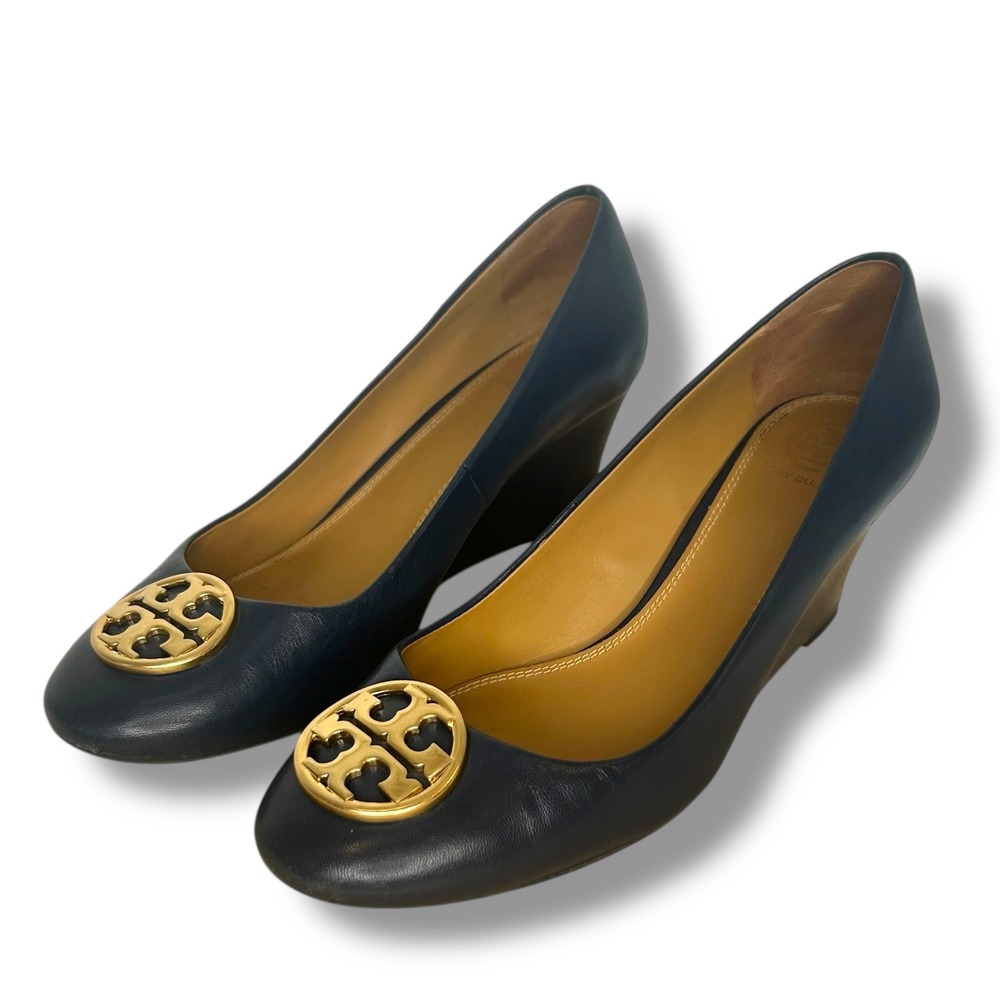 Tory Burch Sally Wedge Pumps Womens 8.5 Navy Blue Leather Gold Logo Medallion - Picture 4 of 10
